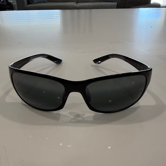 Maui Jim Black Sunglasses with Black Case - Picture 2 of 8